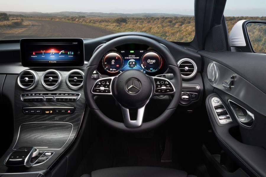 Панель приборов Mercedes-Benz C200 Avantgarde Line (W205) 2018 года  (WW) (фото 38 из 40)